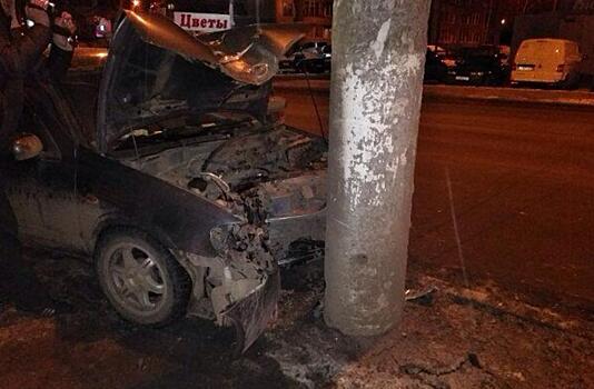 В Кирове пьяный сержант полиции врезался в столб