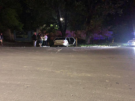 В Новочеркасске на Харьковском шоссе легковушка влетела в дерево, двое пострадали