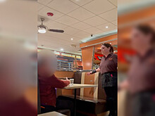 Официантку уволили из ресторана за слишком крупные чаевые