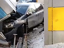 В Кургане женщина протаранила автобусную остановку с людьми