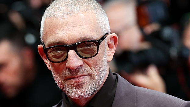 Возлюбленная актера Венсана Касселя снялась в лифе с цветами