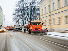 Столичные коммунальные службы продолжают вывозить снег с московских улиц