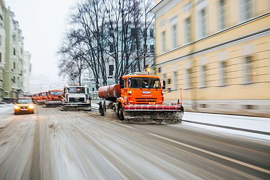 Столичные коммунальные службы продолжают вывозить снег с московских улиц