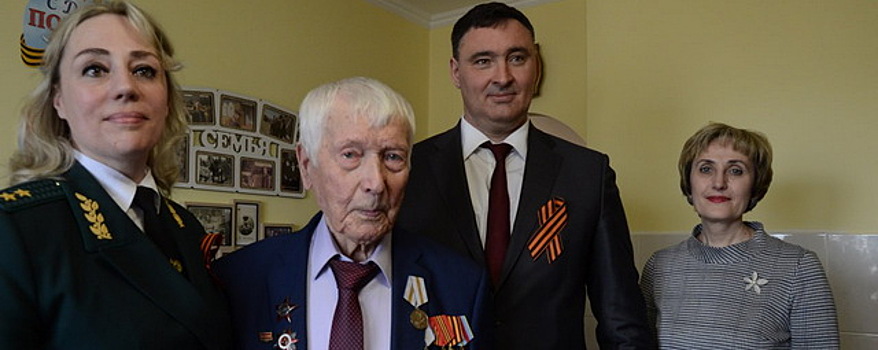 Руслан Болотов навестил иркутских ветеранов в преддверии Дня Победы