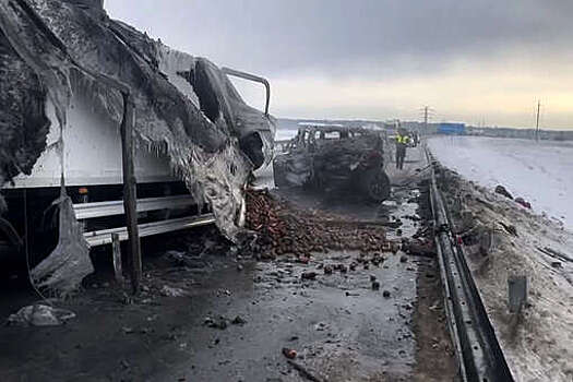 В Иркутской области внедорожник с людьми и грузовик сгорели после лобового удара