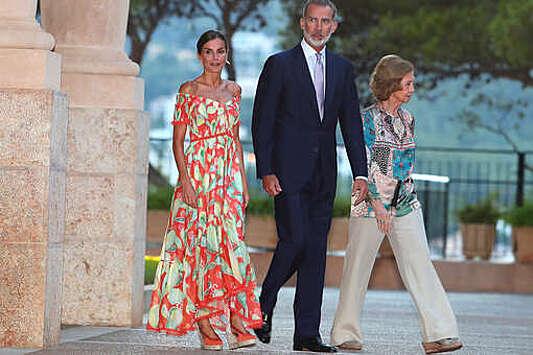 Королева Испании обнажила плечи на приеме с мужем и свекровью
