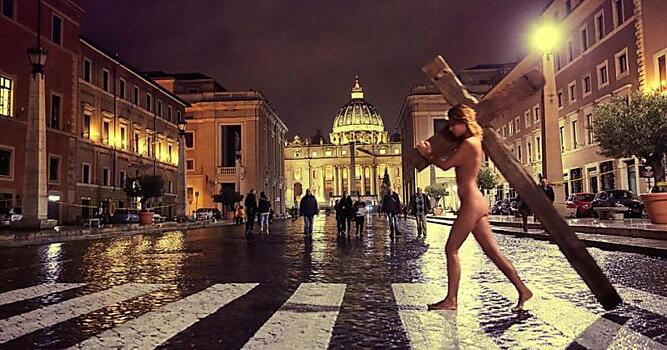 В Ватикане после голой фотосессии задержали известную модель