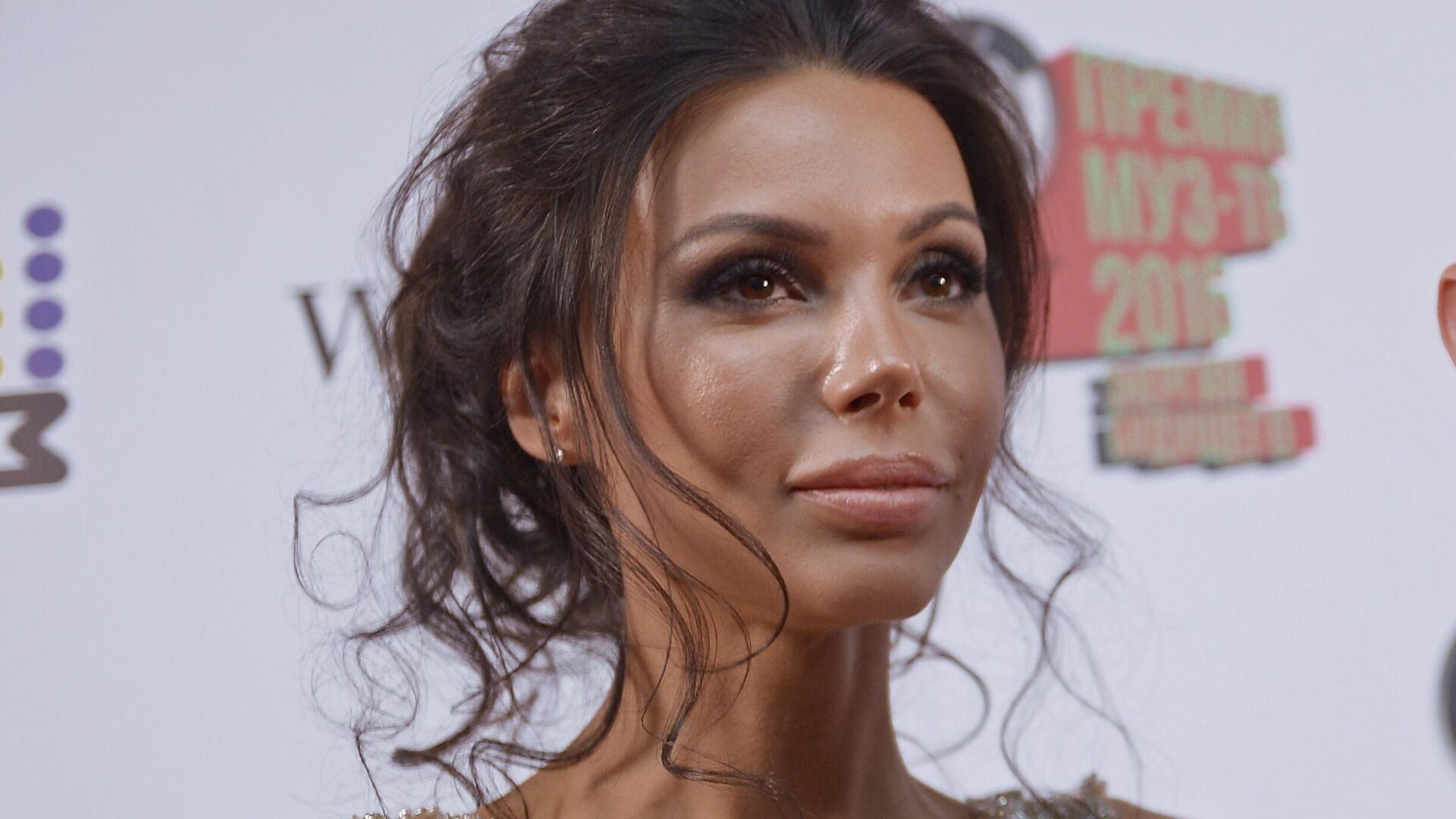 Зашла не в ту дверь: Самойлову, вышедшую в голом платье, попросили не позориться