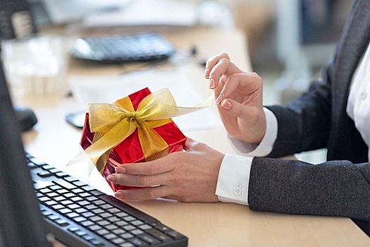 Нотариус Корнилова рассказала о подарках, которые облагаются налогом