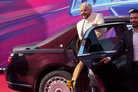 Филипп Киркоров приехал на премию МУЗ ТВ на Aurus Senat Long и попал на фото