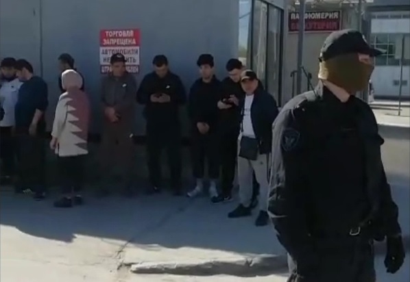 В Новосибирске в ходе полицейского рейда выявили шесть мигрантов-нарушителей