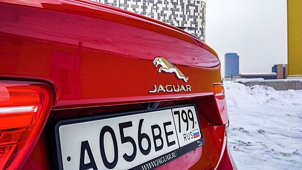 Красная машина. Что получится, если девушке зимой дать мощный седан Jaguar XE