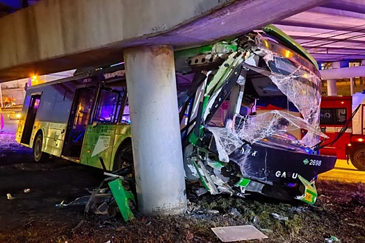 Число пострадавших в аварии с автобусом в Челябинске увеличилось до 12