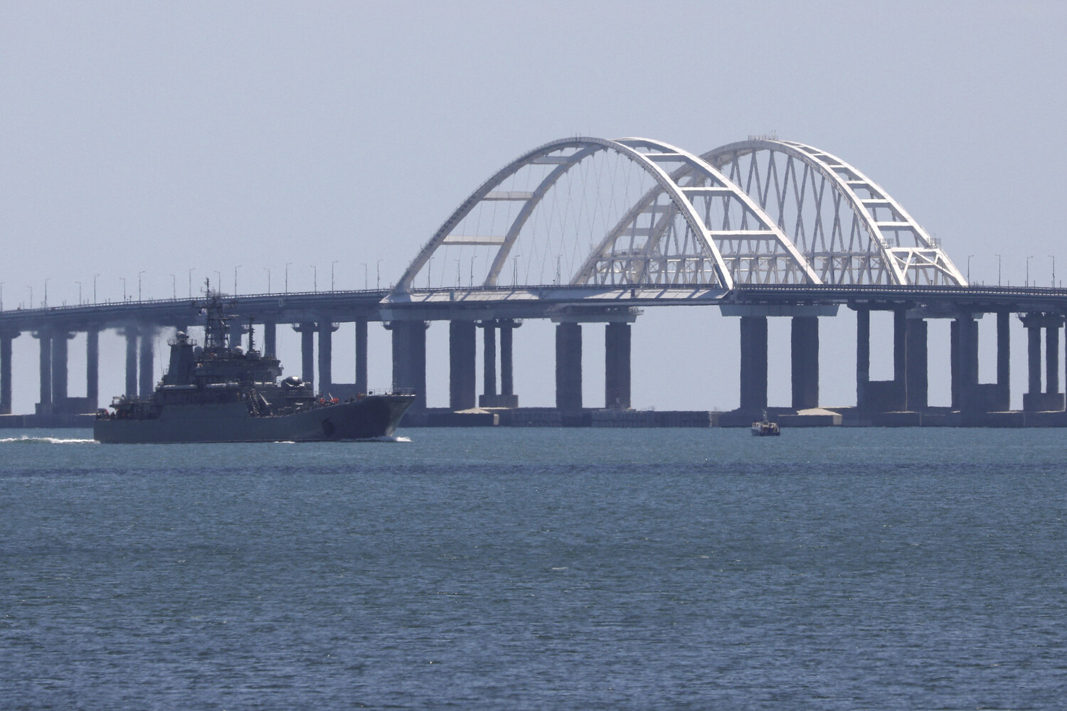 На Крымском мосту перекрыли движение транспорта второй раз за сутки