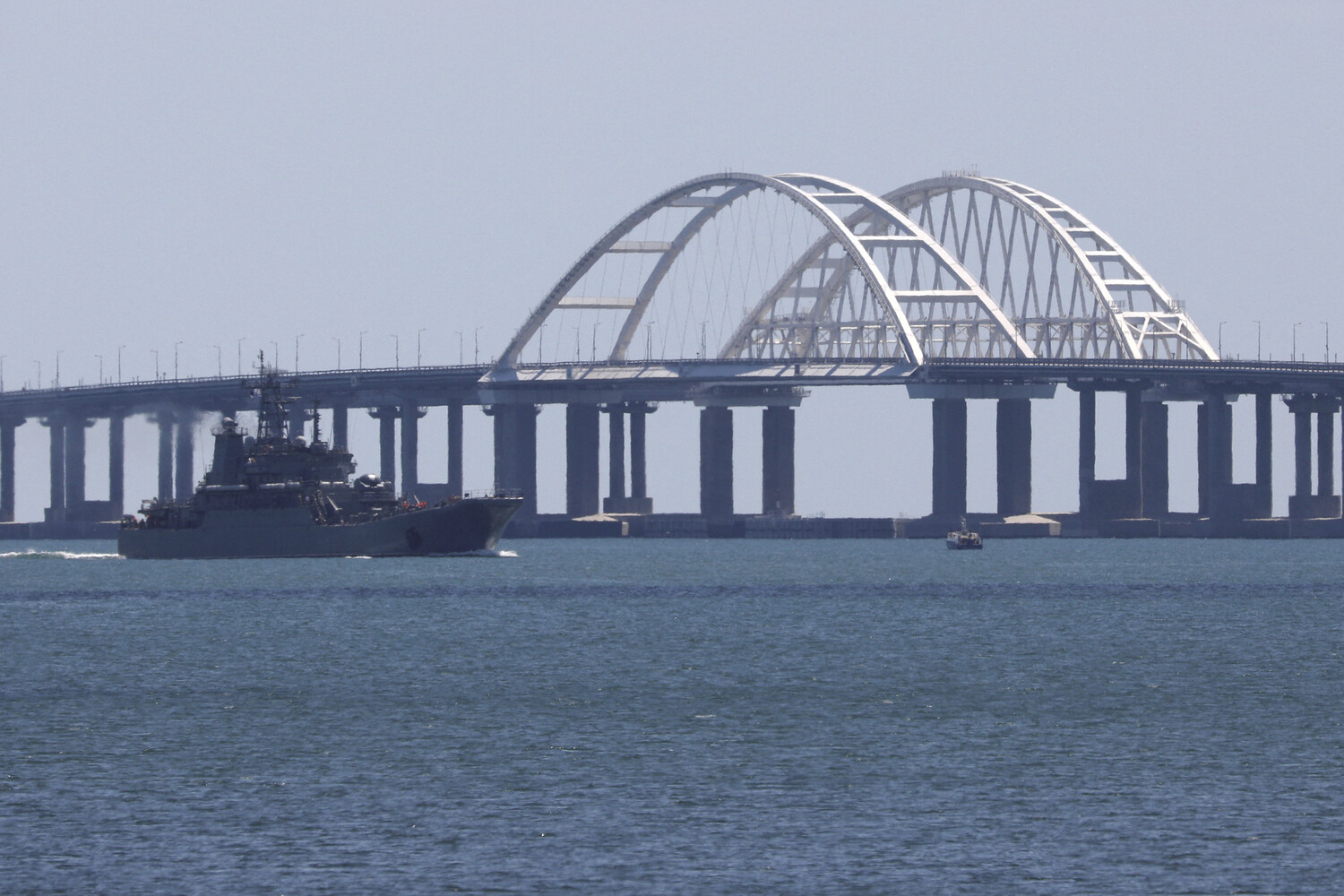 Движение на Крымском мосту приостановлено в двух направлениях