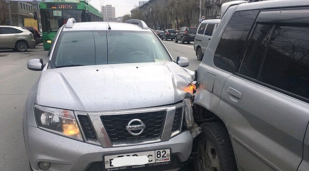 Водитель Nissan испугался и врезался в Mitsubishi