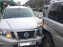 Водитель Nissan испугался и врезался в Mitsubishi