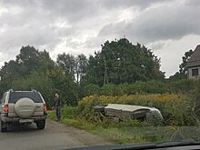 На Аллее Смелых после ДТП с легковушкой микроавтобус перевернулся в кювет