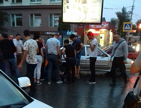 В центе Саратова парень попал под колёса легковушки