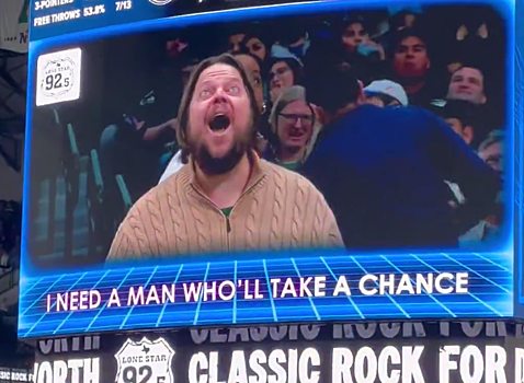 Болельщик в Далласе во время показа в караоке-камере изобразил фразу «Увольте Нико». Ему пришлось покинуть свое место на арене