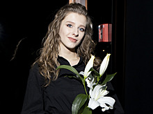 Арзамасова вышла в свет в белых мини-шортах и с лилией в руках, а Шумакова — в полупрозрачной водолазке