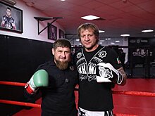Жена Емельяненко: Кадыров подарил Саше два "Мерседеса"