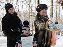 Кормушки для перелетных птиц развесили сегодня в парке Евковка на фестивале «Выходи гулять!»