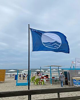 На пляже в Янтарном подняли "Голубой флаг"