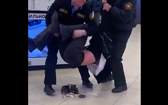 В Рязани охрана ТЦ "Премьер" вынесла буйную "спасительницу Солотчи" из магазина