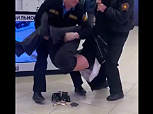 В Рязани охрана ТЦ "Премьер" вынесла буйную "спасительницу Солотчи" из магазина