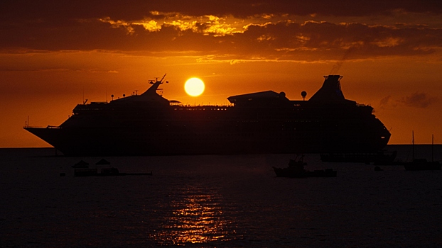 Туристы из России устроили голодовку на борту лайнера