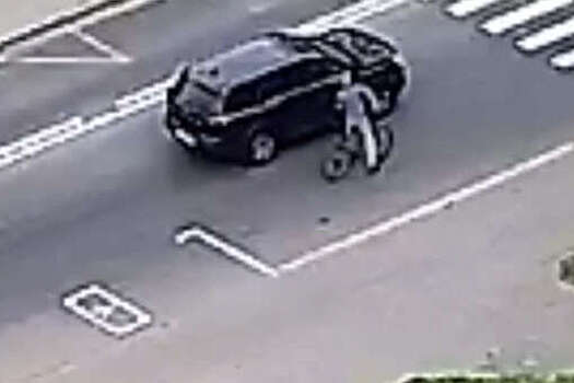 В Москве на видео попало, как водитель авто напал с пистолетом на велосипедиста