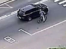 В Москве на видео попало, как водитель авто напал с пистолетом на велосипедиста