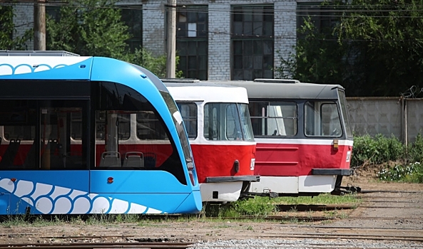 В Волгограде у «Детского центра» укладывают новую рельсошпальную решетку