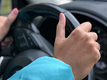 Пьяная женщина за рулем «Лексуса» расцарапала лицо полицейскому