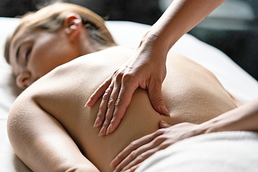 Врач: делать массаж при болях в спине можно не всегда