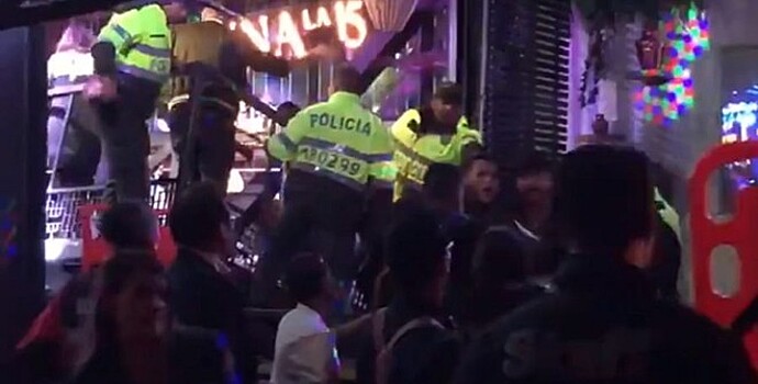Музыканты пострадали из-за обрушения сцены в колумбийском ресторане