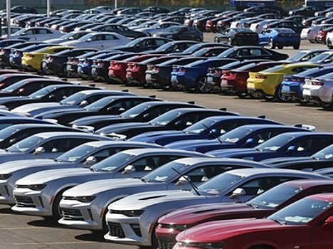 Продажи автомобилей в США снижаются четвертый месяц