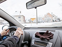 Врач объяснил, почему опасно водить автомобиль в резиновых сапогах