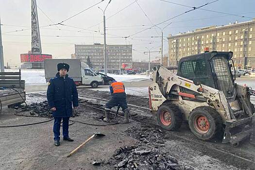 Трамвайные пути залатали возле стелы «Город трудовой доблести» после вмешательства прокуратуры