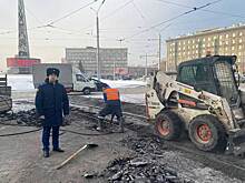 Трамвайные пути залатали возле стелы «Город трудовой доблести» после вмешательства прокуратуры