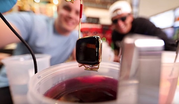 Видео: Смарт-часы Apple Watch макают в чистое 24-каратное золото