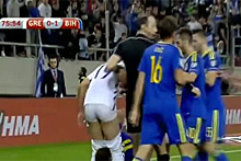 Футболист сорвал шорты с соперника во время матча