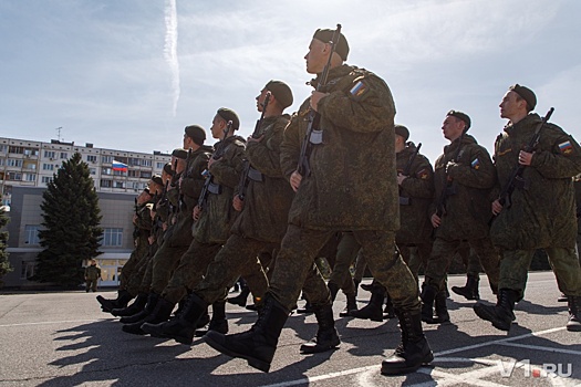 Сотни волгоградских военных начали часами чеканить шаг перед парадом Победы