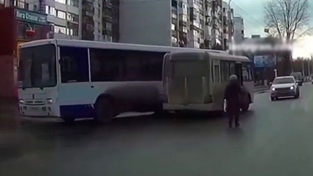 Опубликовано видео столкновения двух пассажирских автобусов в Уфе