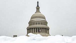 Вид на Капитолий после снегопада в Вашингтоне