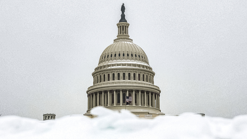 Вид на Капитолий после снегопада в Вашингтоне