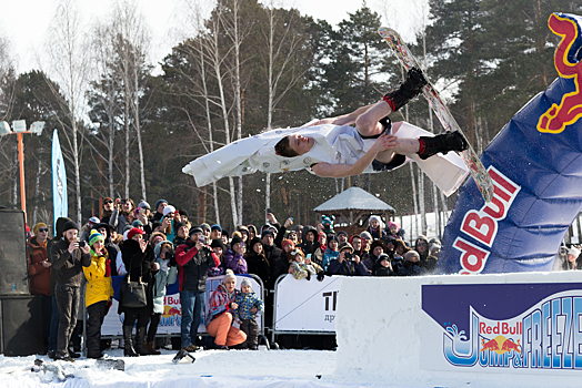 На Уктусе устроили соревнования по прыжкам в ледяной бассейн для сноубордистов и лыжников