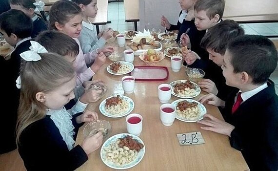 Из-за пандемии изменился график питания в казанских школах