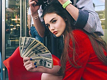 В Петербурге дети-мажоры выкинули сотни долларов из окна авто